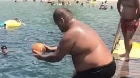 Cet homme fait une bombe dans la piscine et fait voler un ballon dans les airs
