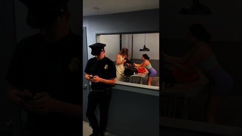 when the cop ACCEPTED the bribe 😱 Inmate escapes in EPIC WAY!!!!…