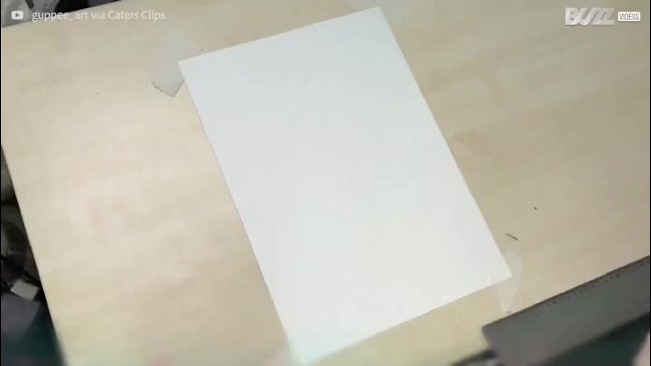 Cette artiste dessine des deux mains, en même temps!