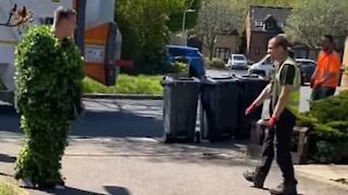 Arbusto humano prega susto valente a homem do lixo
