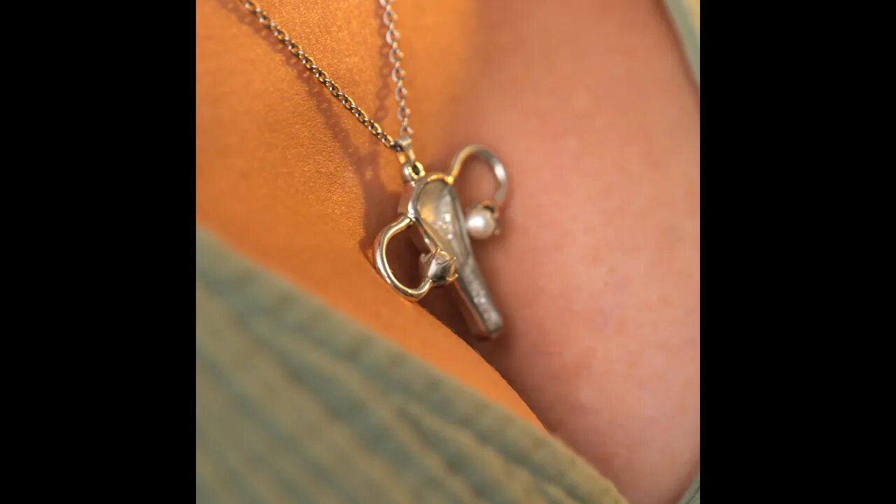 Sophisticated neck accessory in the shape of a womb 👩🏼🦰