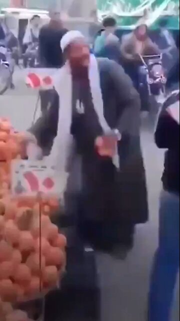 ►🚨▶◾️🇮🇱⚔️🇵🇸 Egyptian fruit seller tossing oranges onto Gaza aid trucks heading to the Gaza Strip