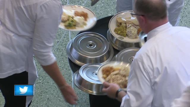 Hundreds enjoy free Thanksgiving meal inside Lambeau Field