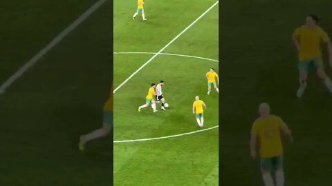 Messi driblando todo mundo contra a Austrália