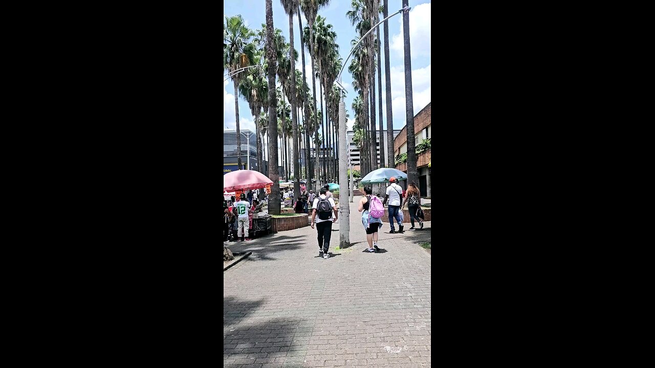 Talking a walk through El centro Medellin