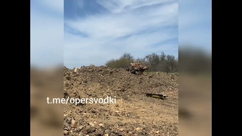 Ukrainian soldiers dropped the ATGM, trying to shoot.