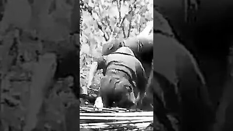 Sob fogo e desarmado.