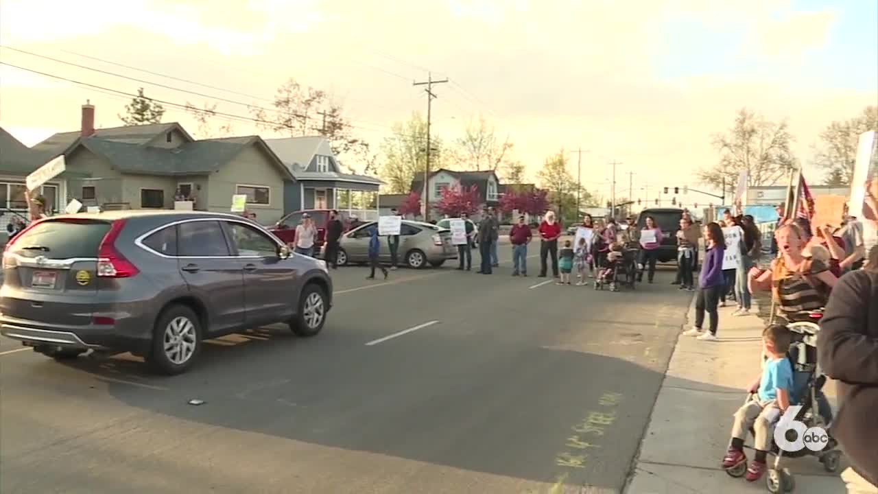 Anti-government activist Bundy protests at officer's home