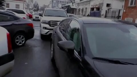 Краснодарский водятель отжигает. Разрешение на парковку вторым рядом.
