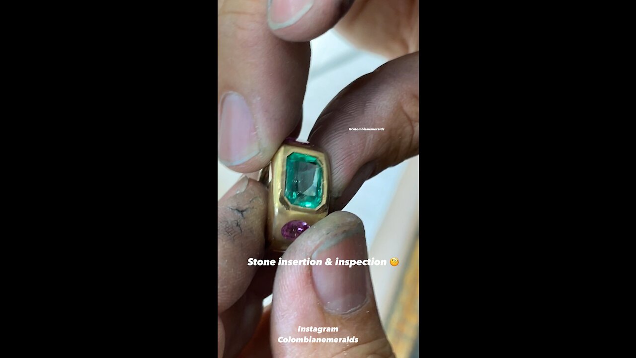 Hand making three sone bezel set emerald and sapphire Gypsy ring 18K