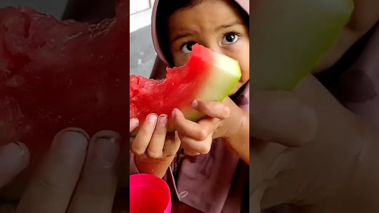 how to make kids use right hand for eating fruits watermelon?? #shorts #fruit #eating