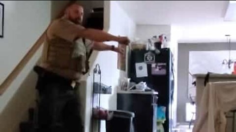 Jovem tenta ensinar dança viral ao pai e o resultado é hilariante