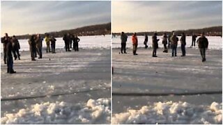 Una giostra di ghiaccio nel Lago Chippewa