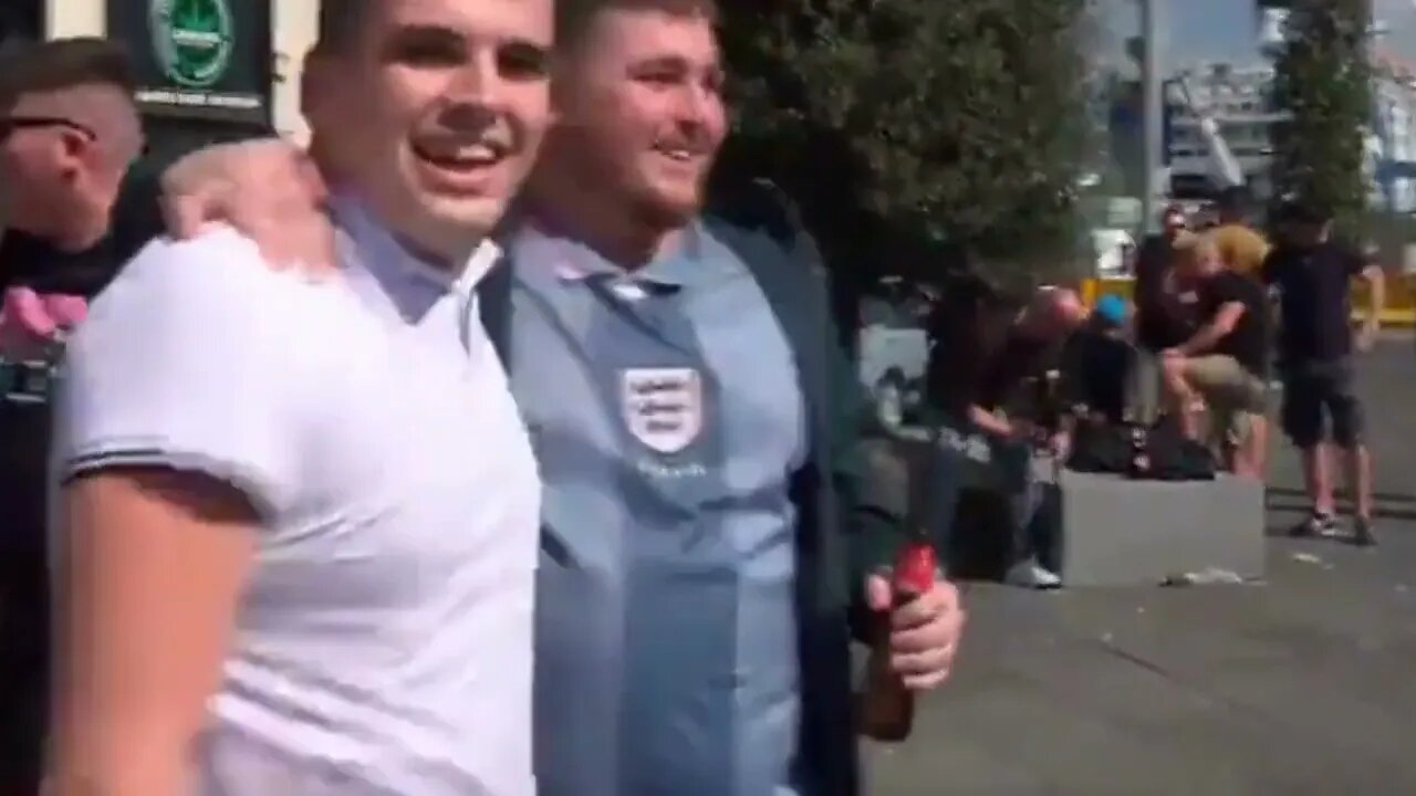 Italy-England, impromptu match between Italian and English fans in front of the Maschio Angioino