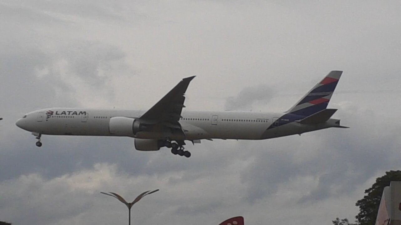 Boeing 777-300ER PT-MUB beim Endanflug vor der Landung in Manaus von Guarulhos