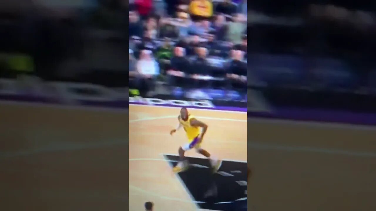 Lebron James with the monster 1 handed dunk in loss to Kings #lebronjames #lebron #dunkcity #dunk