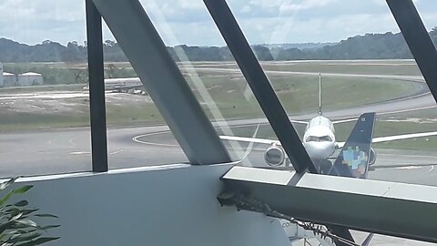 Airbus A320NEO PR-YSC taxia em Manaus vindo de Campinas
