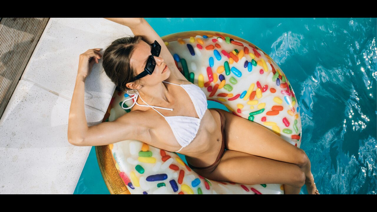 Music-backed portrait - Poolside paradises of beauties