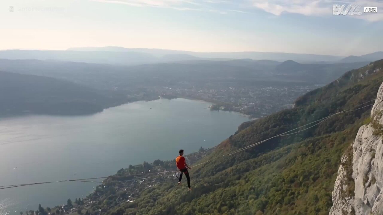 Bendato e in equilibrio su una corda sospesa sulle Alpi francesi