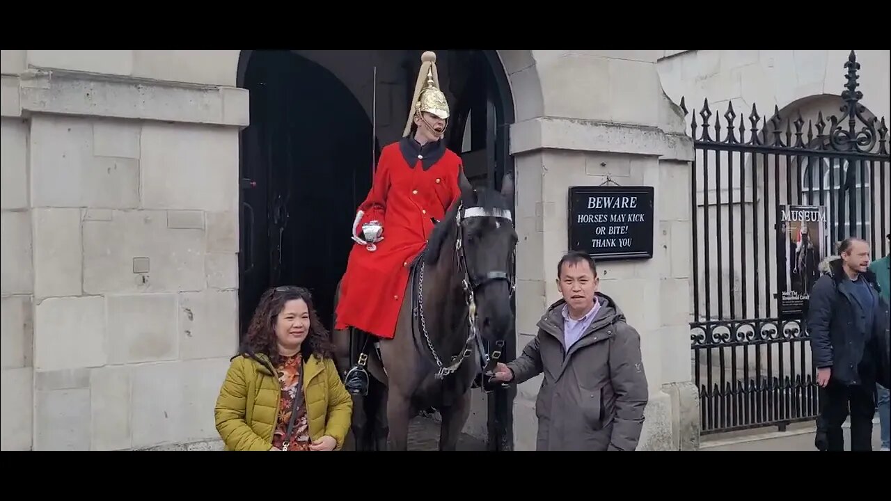 THE KINGS GUARD SHOUTS LET GO OF THE REINS 26TH FEB 2022 #horseguardsparade