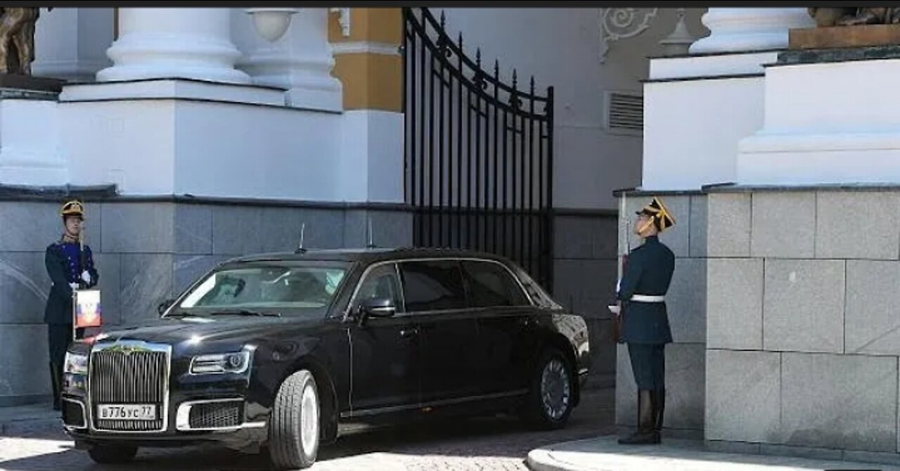 Putin Presents la limusina "Made In Russia" durante su investidura