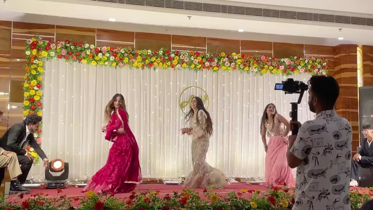 Wedding_Mashup__Dance_Cover___Geeta_Bagdwal_Choreography(720p)