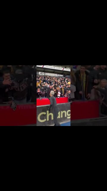 Luís Castro entregando casaco para a torcida nodo Botafogo no Selhurst Park