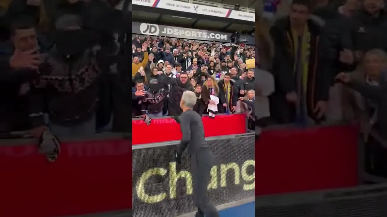 Luís Castro entregando casaco para a torcida nodo Botafogo no Selhurst Park