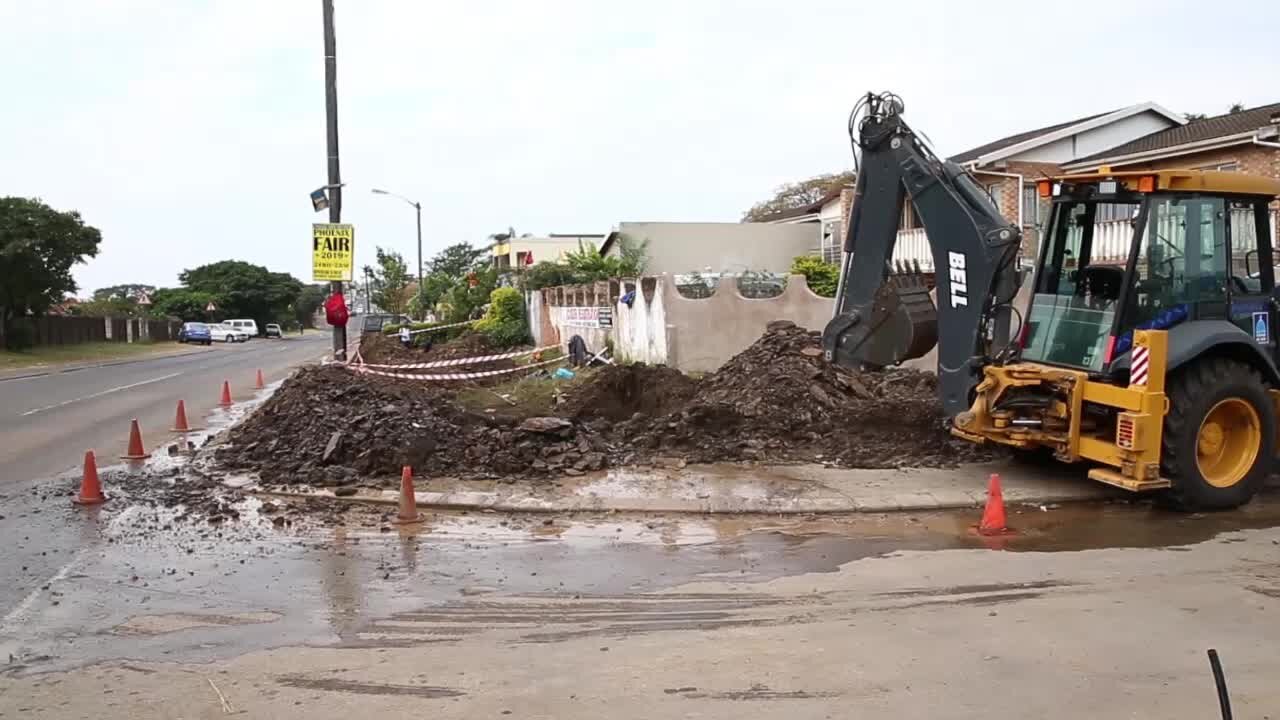 SOUTH AFRICA - Durban - Burst water pipe in Phoenix (Video) (yvY)