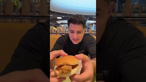 CEL MAI MIC BURGER DIN MALL #oguritamica #mancaciosul #romania #food #mancare