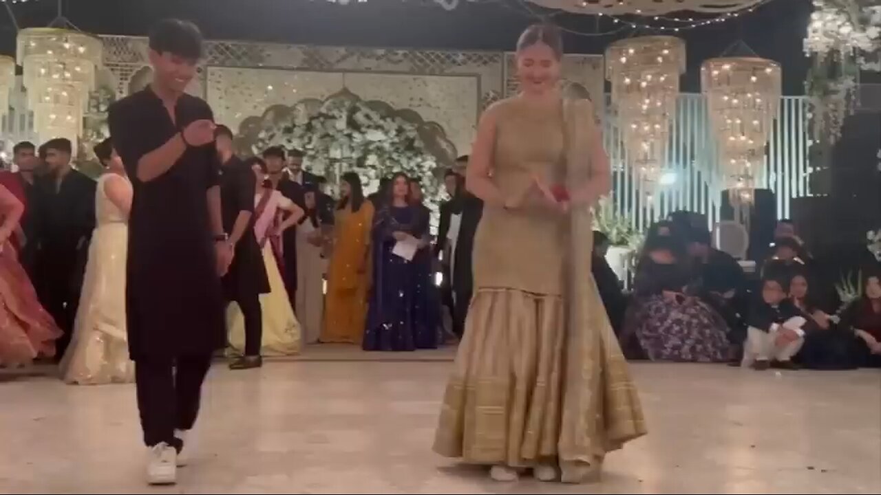 hania Amir dance with her bf#