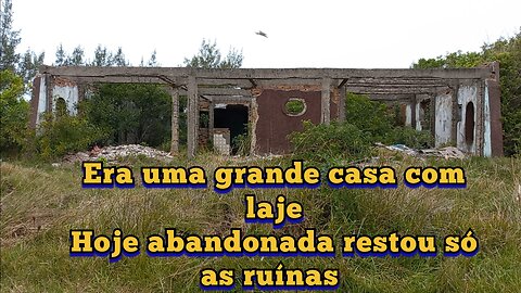 Era uma grande casa com laje no litoral perto do mar hoje só resta as ruínas de uma casa abandonada