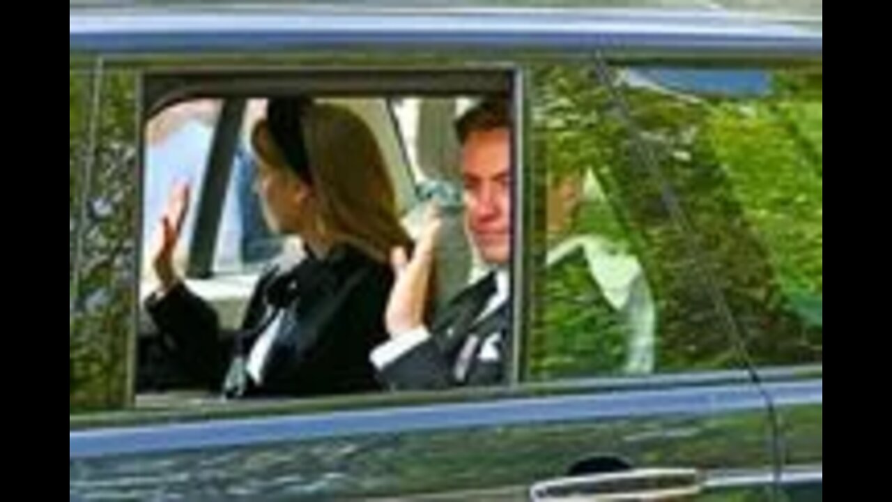 Pensive Princess Beatrice and Edoardo wave to crowd as Queen Elizabeth II's coffin departs