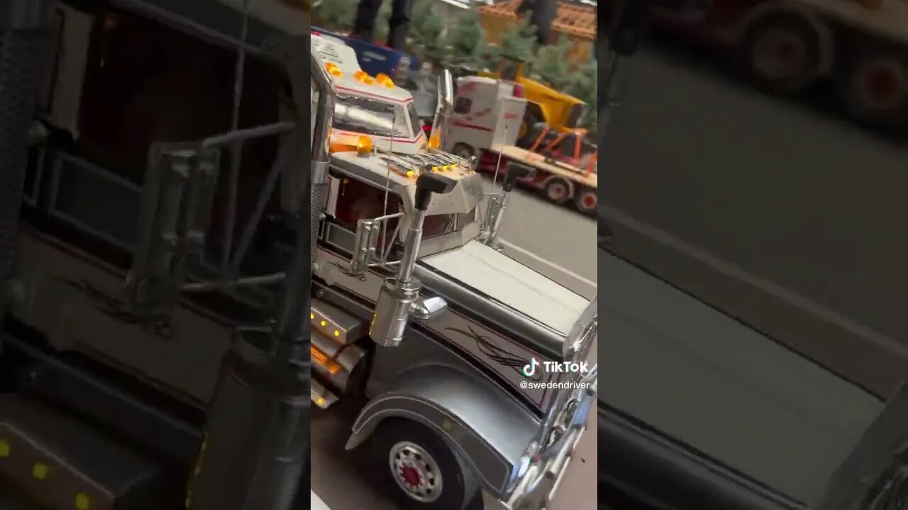 truk oleng muat ban buldozer