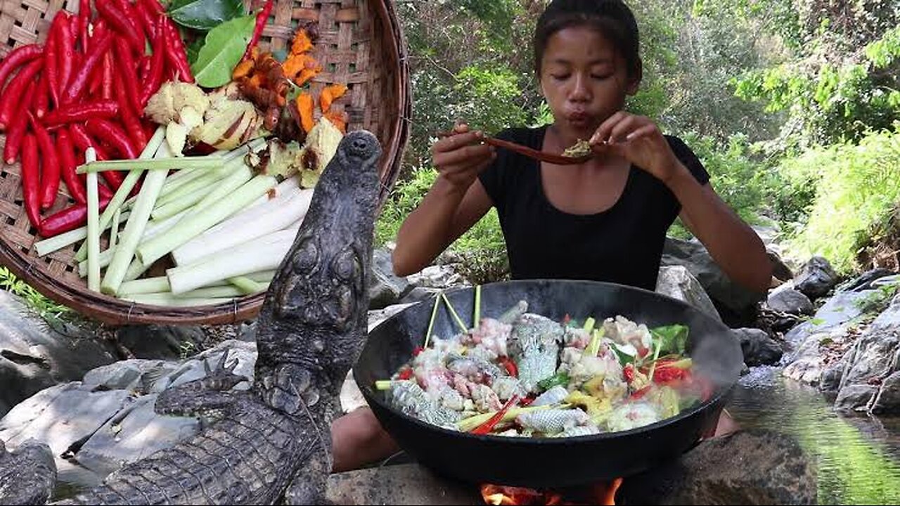 FINDING AND MEET CROCODILE FOR FOOD - CATCH AND COOK CROCODILE FOR SURVIVAL FOOD IN JUNGLE 🐊🐊🐊