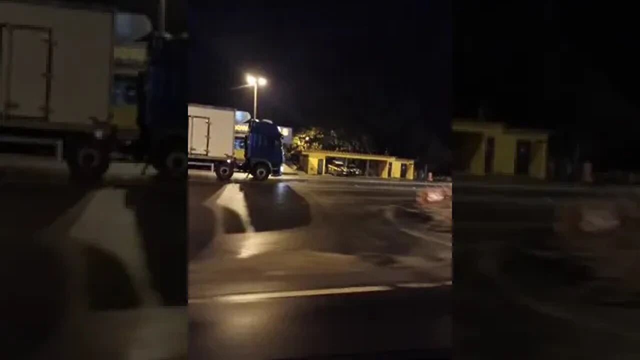 caminhoneiro na contra mão em frente aos PRF de registro sp