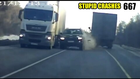 Stupid driving mistakes 667 (December 2021 English subtitles)