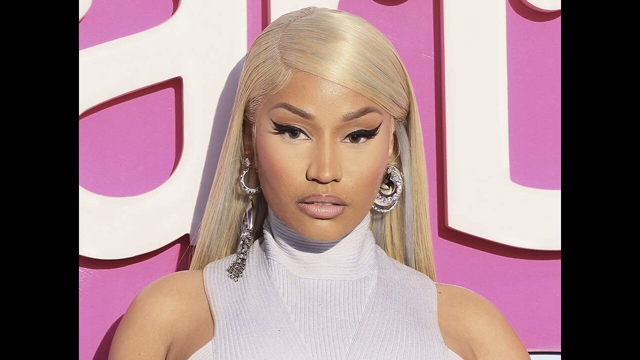 Nicki Minaj Talking Makeup While Her Hubby Behind Her Sending Subs To Safaree 😂😂😂 #nickiminaj