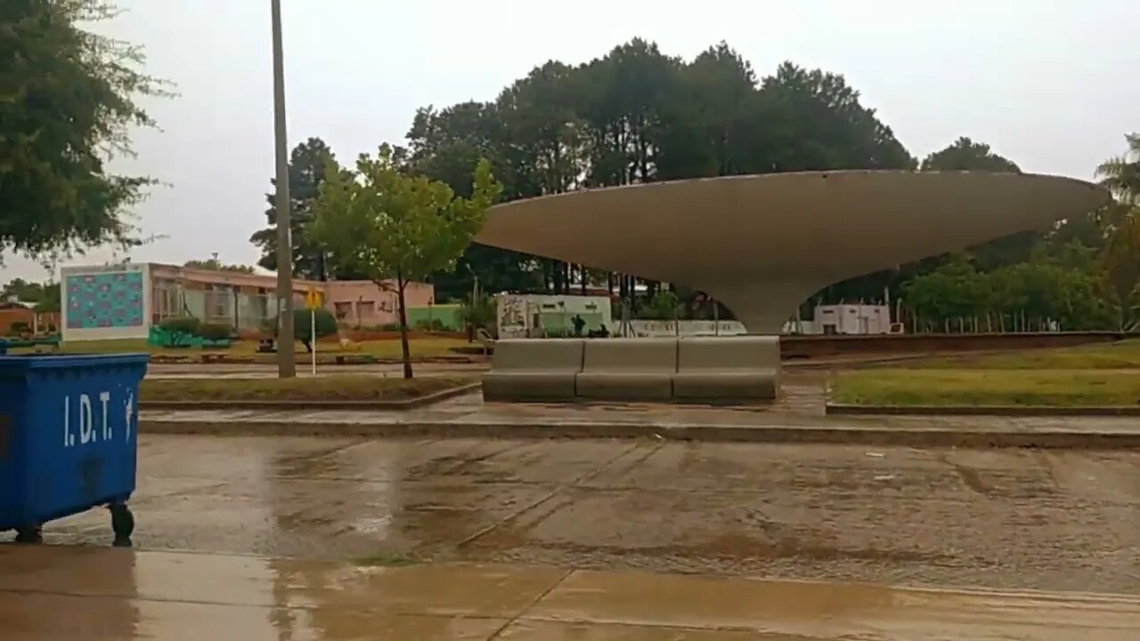 Bajo lluvia, Centro de Barrio N°3, El Hongo. Tacuarembó, Uruguay (21/01/2023)