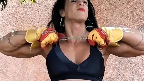 Gil Cunha rip metal chains with her muscles