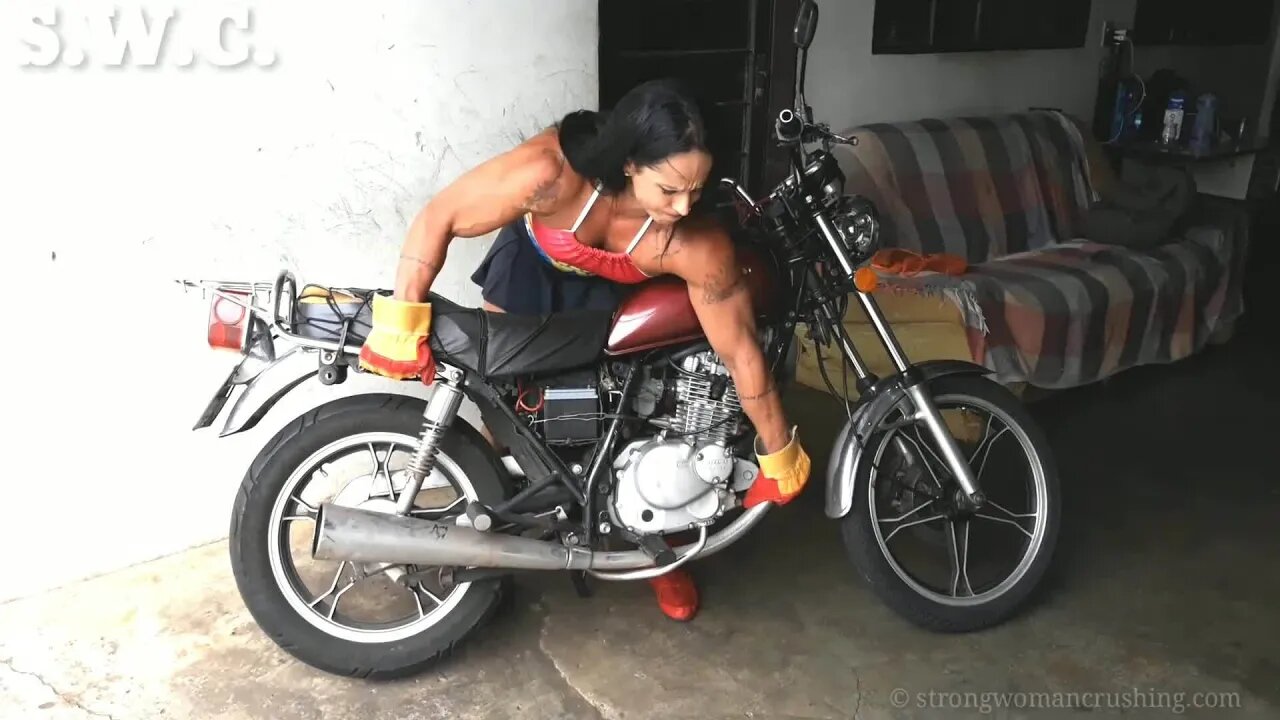 Gil Cunha show her strength and lift a motorcycle!