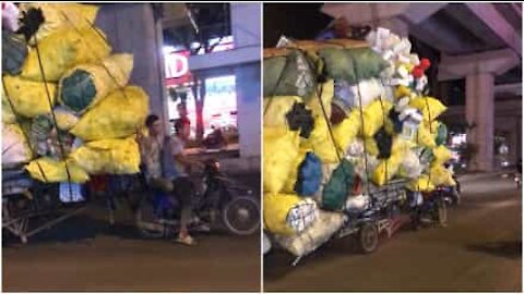 In Vietnam uno scooter può trasportare di tutto e di più...