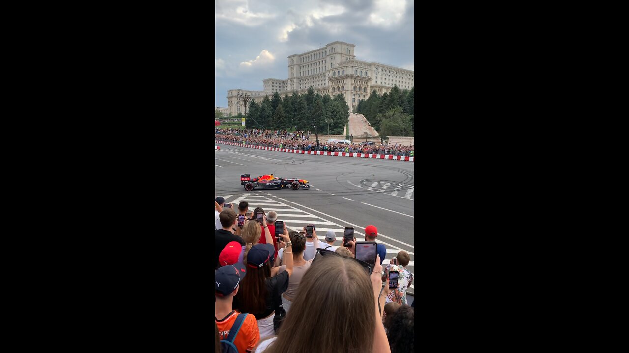 Red Bull F1 V8 car drifting in the middle of Bucharest!!! Crazy sound