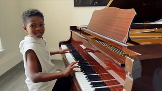 Russell & Ciara's Son Future Plays Piano For Mommy! 🎹