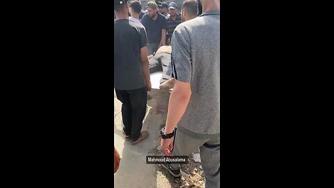 استهداف مدرسة نازحين شمال القطاع ، الشظايا تسقط على المسعفين وهي تنقل الشهداء جراء القصف المتواصل