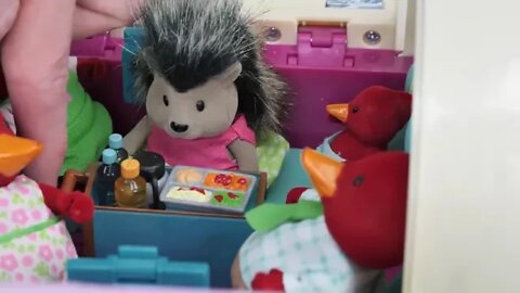 ¡Niños, aprendamos palabras comunes con Woodzeez Toy Dollhouse!