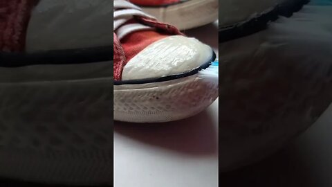 Ela deixou tênis velho amarelado como novo