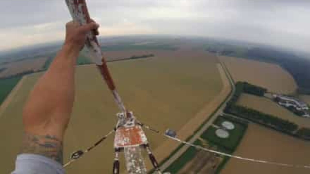 Base jump da un'antenna a 160 metri d'altezza