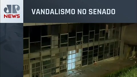 Manifestantes depredam e incendeiam salas do Senado