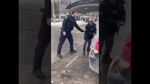 #Ottawa A small elderly man honks his horn in support of the convoy for freedom in Ottawa